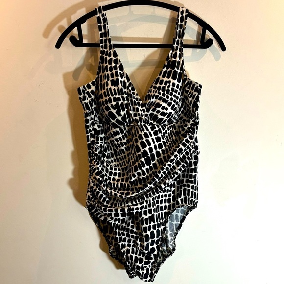 TRIMSHAPER Sz 16 By Miraclesuit One Piece Bathing Suite Ruching Modest - Picture 2 of 9